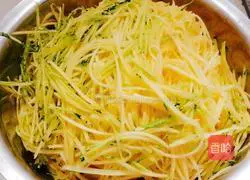Illustration of how to make pumpkin shredded pancake noodles 1