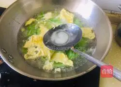 Illustration of how to make green bamboo shoots and omelette soup 5