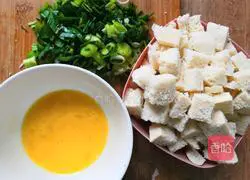 Illustration of how to make fried steamed buns with garlic sprouts 1