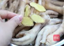 Illustration of how to make chicken feet in clear soup 7