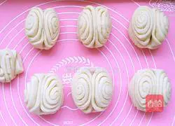 Illustration of how to make milk-flavored flower rolls 12
