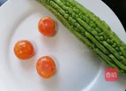 Illustration of how to bake bitter melon with egg yolk 1