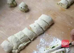 Illustration of how to make mini flower rolls 7