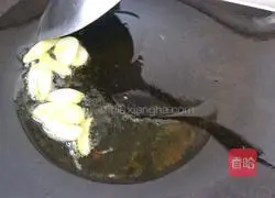 Illustration of how to make green pepper shredded pork and fresh shrimp noodles 3