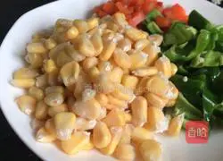 Illustration of how to make spicy fried corn kernels with minced meat 3