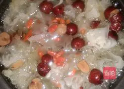 Illustration of how to make white fungus, red dates and sago 8