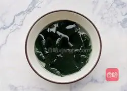 Illustration of how to make wakame, egg and tofu soup 2
