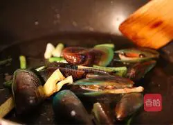 Illustration of how to make Shanhehai Sanxian Noodles 5