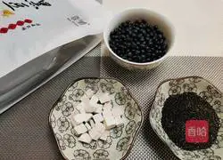 Illustration of how to make fragrant black soy milk 3