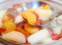 Illustration of how to make New Year's Eve dessert fruit tremella soup 10
