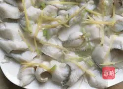  Fish with Scallion Oil Illustration of how to make slices 2