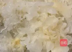 Tremella Peach Gum Illustration of how to make red date soup 1