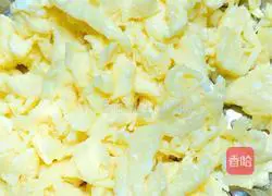 Illustration of how to make leek, egg and shrimp dumplings 4