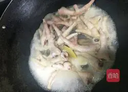 Illustration of how to make fish maw, abalone and chicken feet soup 3