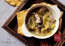 Illustration of how to make pork sausage and pickled cabbage soup 8