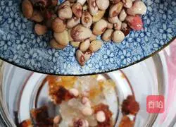 Illustration of how to make peach gum and millet soup 5