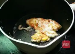 Illustration of how to make egg cheese ramen 3