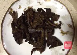 Black Bear Illustration of how to make local chicken soup with fresh bamboo shoots and mushrooms 7