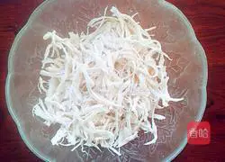 Illustration of how to make cold shredded chicken and bean sprouts 3