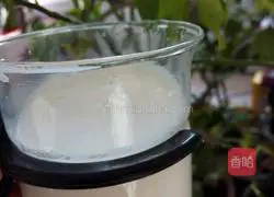 Illustration of how to make orange milk 8