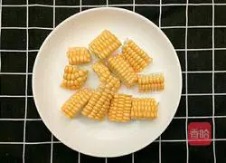 Illustration of how to make bamboo fungus and corn ribs soup 2