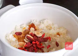 Peach gum Snow Yan Tremella Sweet Soup, a collagen beauty soup for women! Recipe 3