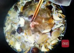 Illustration of how to make mushroom meat soup 10