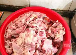 Illustration of how to stew stupid chicken in a farmhouse iron pot 1