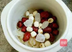 Illustration of how to make wolfberry, tremella and lotus seed soup 7