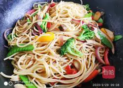 Illustration of how to make fried pasta with fresh vegetables 8