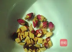 Illustration of how to make rose red date tea 2