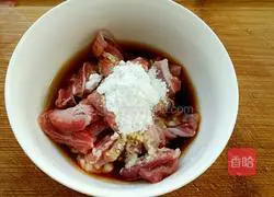 Illustration of how to make fried pork with bitter melon 2