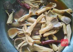 Illustration of making five-spice duck sausage 11