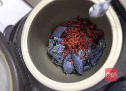 Red dates Illustration of how to make black chicken soup with wolfberry and Codonopsis ginseng 7