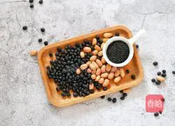 Illustration of how to make sesame and black bean milk 1