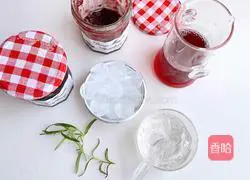 Illustration of how to make raspberry jam and cranberry drink 1