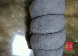 Illustration of how to make black rice rolls 9