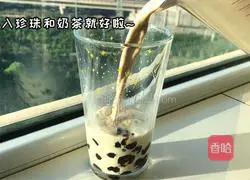 Illustration of how to make pearl milk tea 12