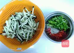 Illustration of how to make shredded eggplant with hot pepper 1