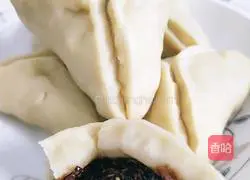 Illustration of how to make peanut sesame candy triangle 13