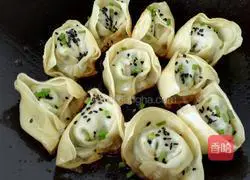 Illustration of how to make fried wontons with leeks and meat 7