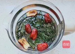 Illustration of how to make dandelion red date tea 6