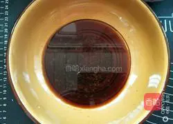 Illustration of the home-made method of stretching noodles with trouser belt in Shanxi 5