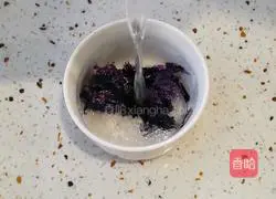 Illustration of how to make seaweed and egg drop soup 2