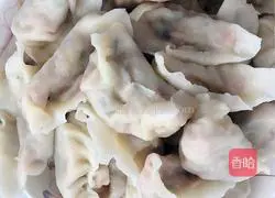 Illustration of how to make dumplings stuffed with cabbage, fungus and sea rice 8