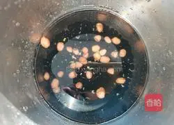 Illustration of how to make peanut black soy milk 5