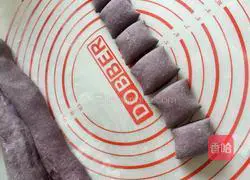 Illustration of how to make whole wheat purple rice steamed buns in four steps 3