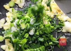 Illustration of how to make fried steamed buns with garlic sprouts 4