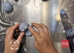 Illustration of how to make octopus bean paste buns 13