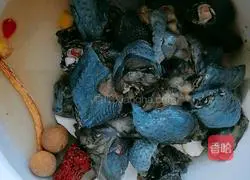 Illustration of how to make black chicken soup 3